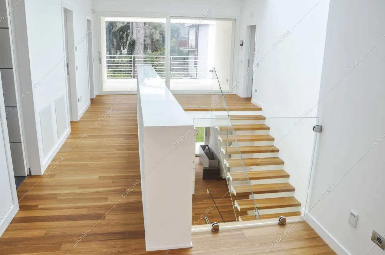 Atrio con pavimento in parquet della villa Caviale Rosa, location in stile moderno a Roma