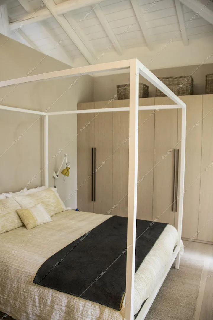 Letto matrimoniale a baldacchino e armadio in legno