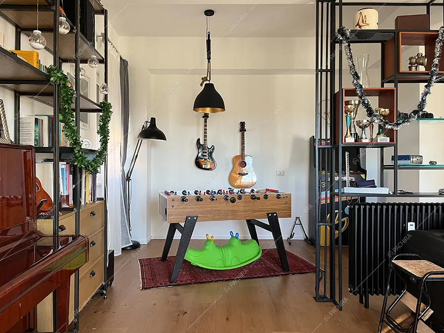 Zona living dell'appartamento Orange, location in stile industriale a Roma