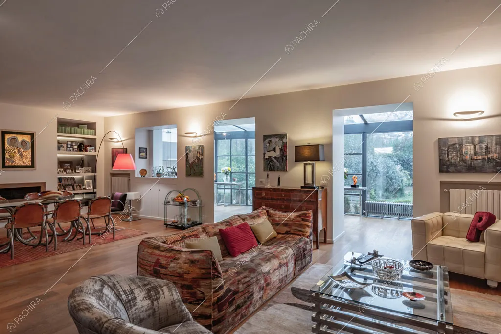 Camino nella zona living dell'appartamento Catalpa, location in stile moderno a Roma