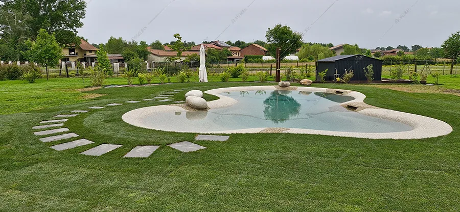 Piscina della villa Jaspis, location in stile moderno a Novara