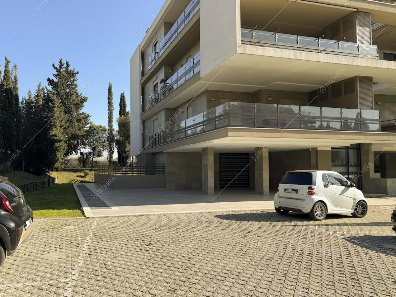 Parcheggio dell'appartamento Gesso, location in stile contemporaneo a Milano