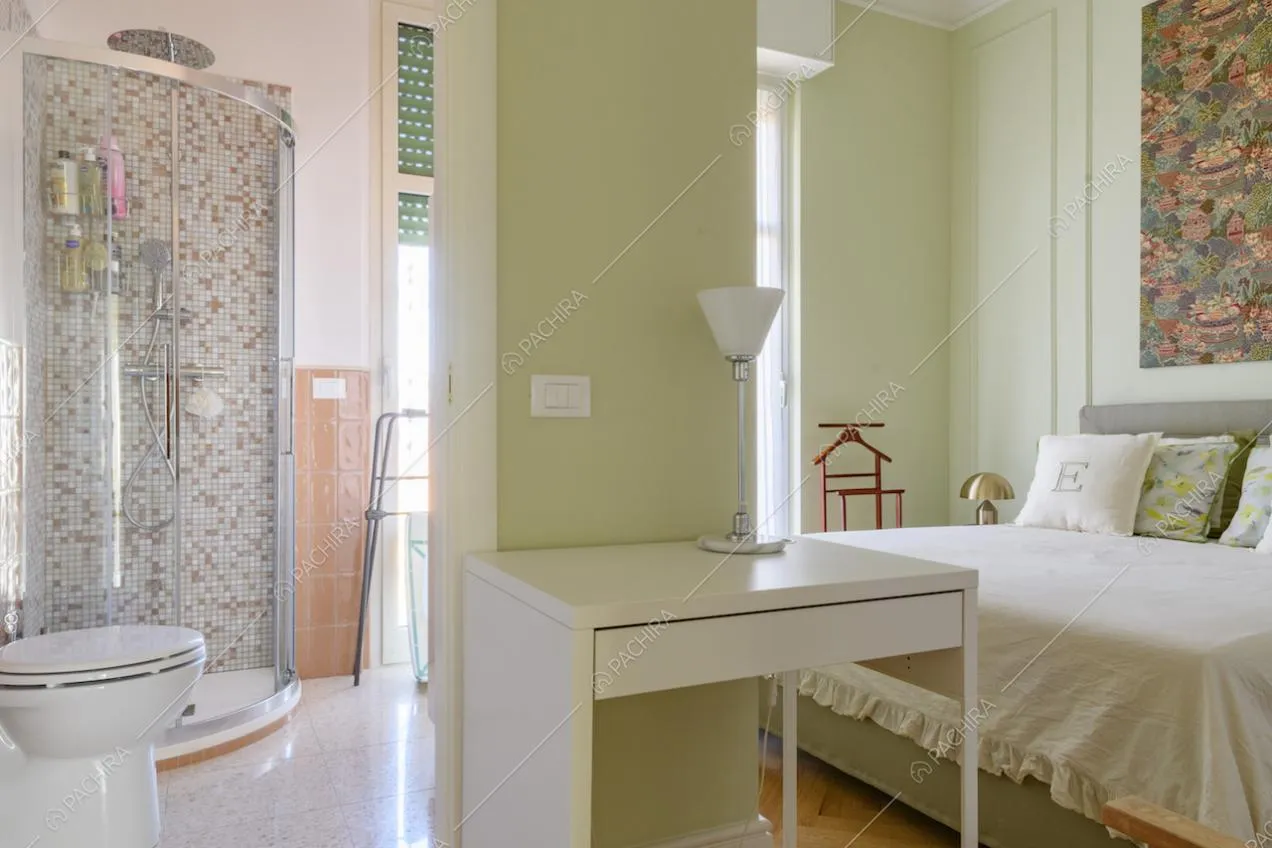 Camera da letto matrimoniale dalle pareti verdi e bagno privato