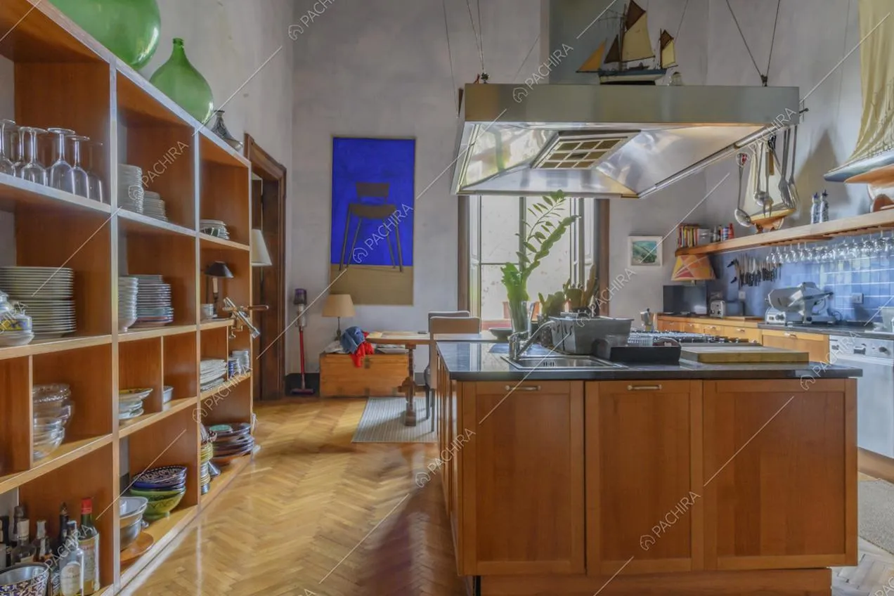 Grande scaffale contenente stoviglie e parquet in cucina