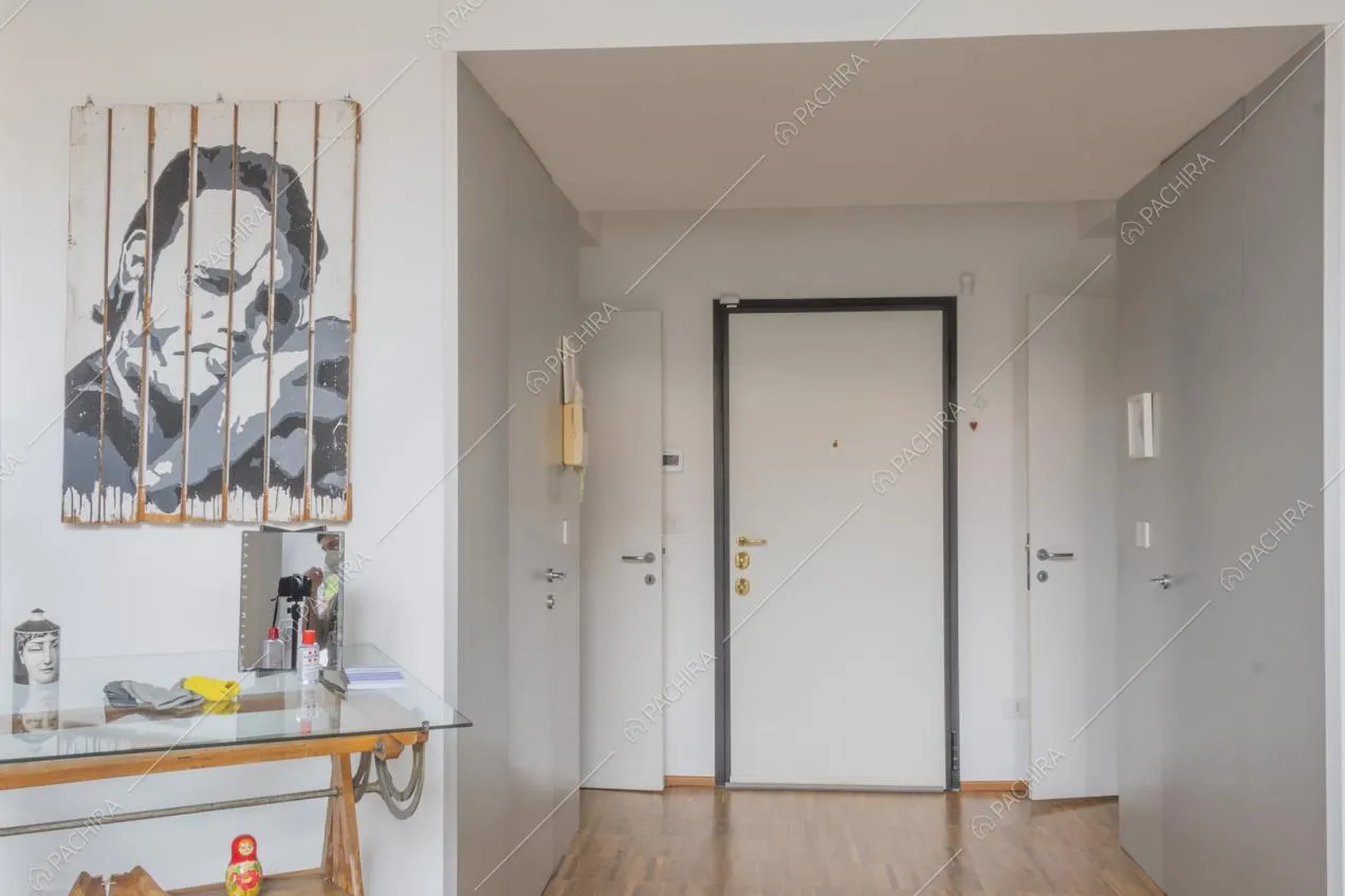 Porte e pareti total white all'ingresso della Location Agretto