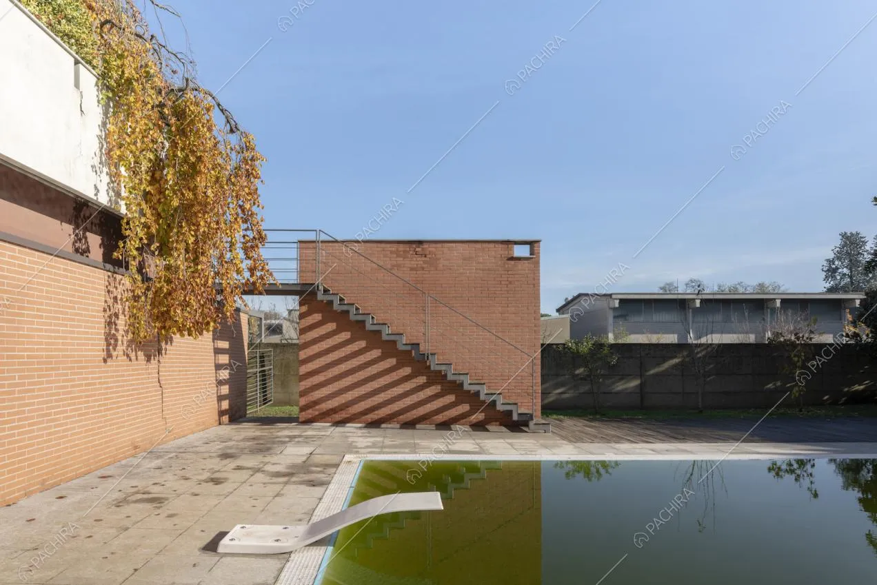 Piscina con trampolino all'esterno della Location Bletia