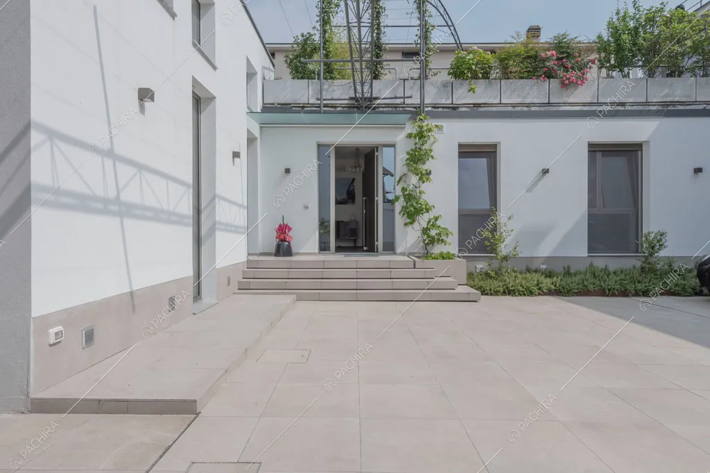 Cortile della villa Eiger, location in stile moderno a Monza