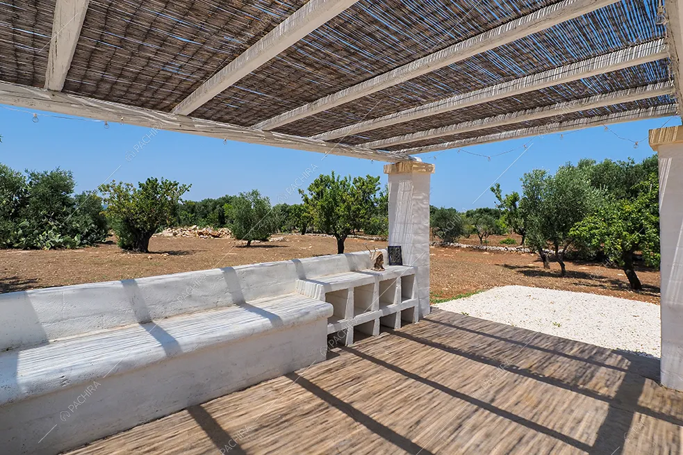 Veranda della villa Iolite, location in stile minimal a Brindisi