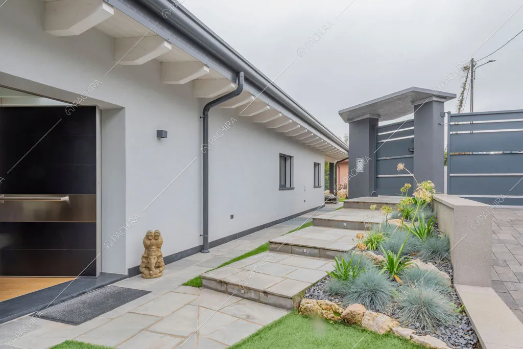 Ingresso della villa Amazonite, location in stile contemporaneo a Varese