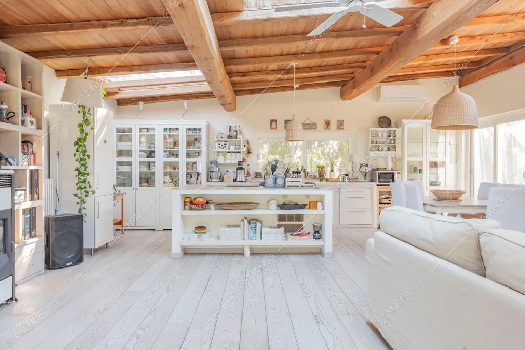 Zona living con travi a vista sul soffitto nella location Aliseo, villa in stile contemporaneo a Roma