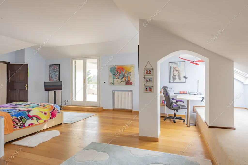 Pareti bianche nella camera da letto della villa Bris, location in stile contemporaneo a Torino