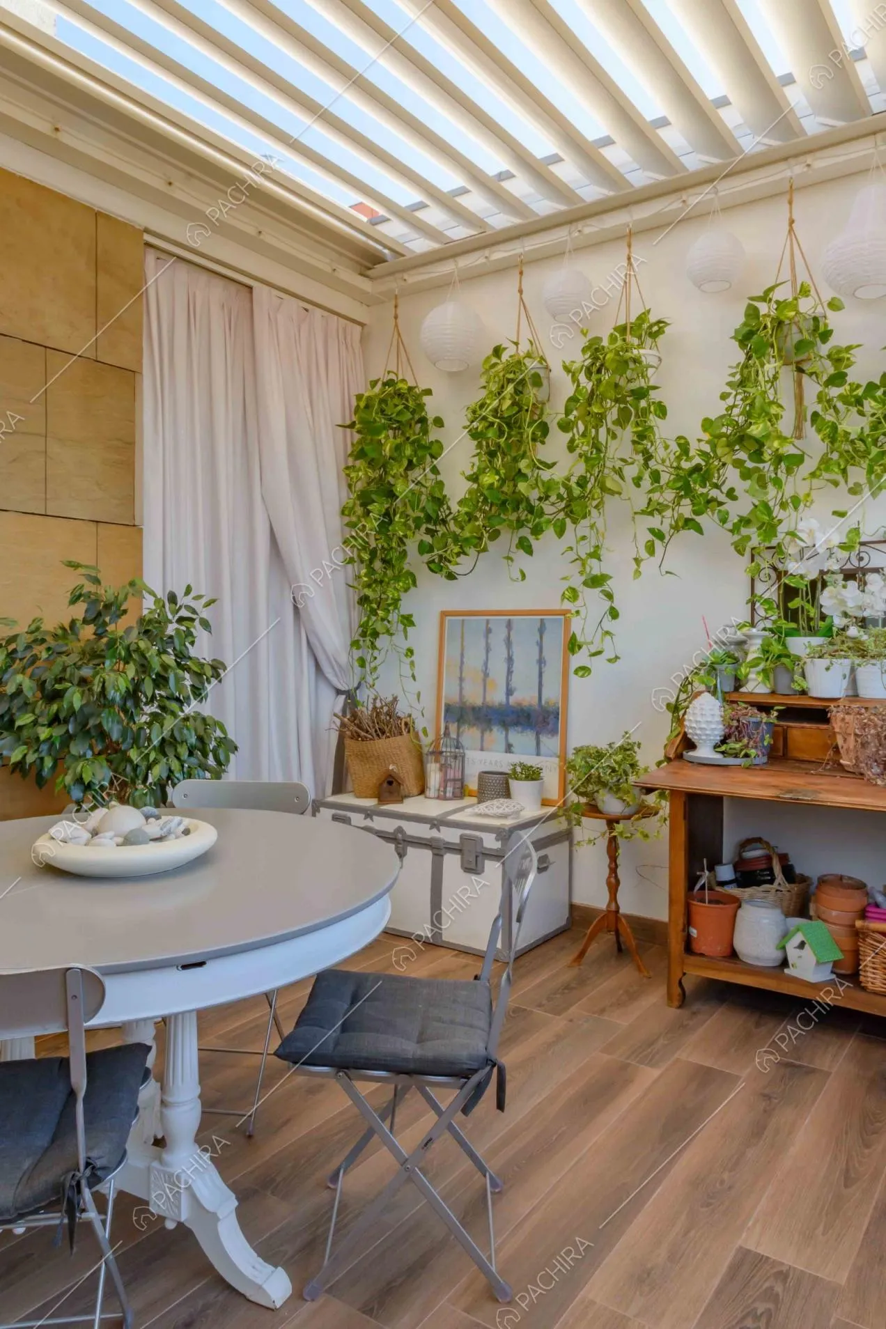 Tavolo da pranzo da esterni e piante nella veranda