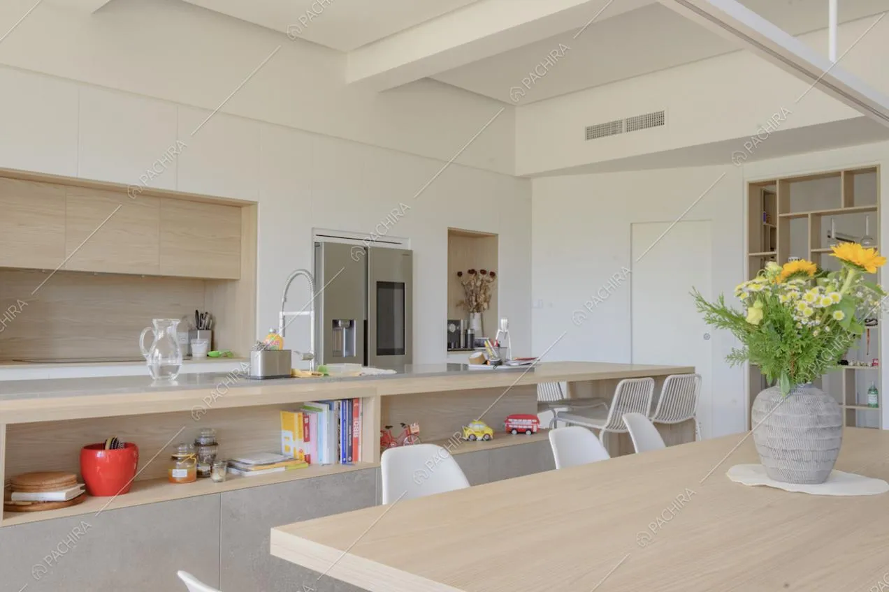Cucina a vista bianca con inserti in legno chiaro