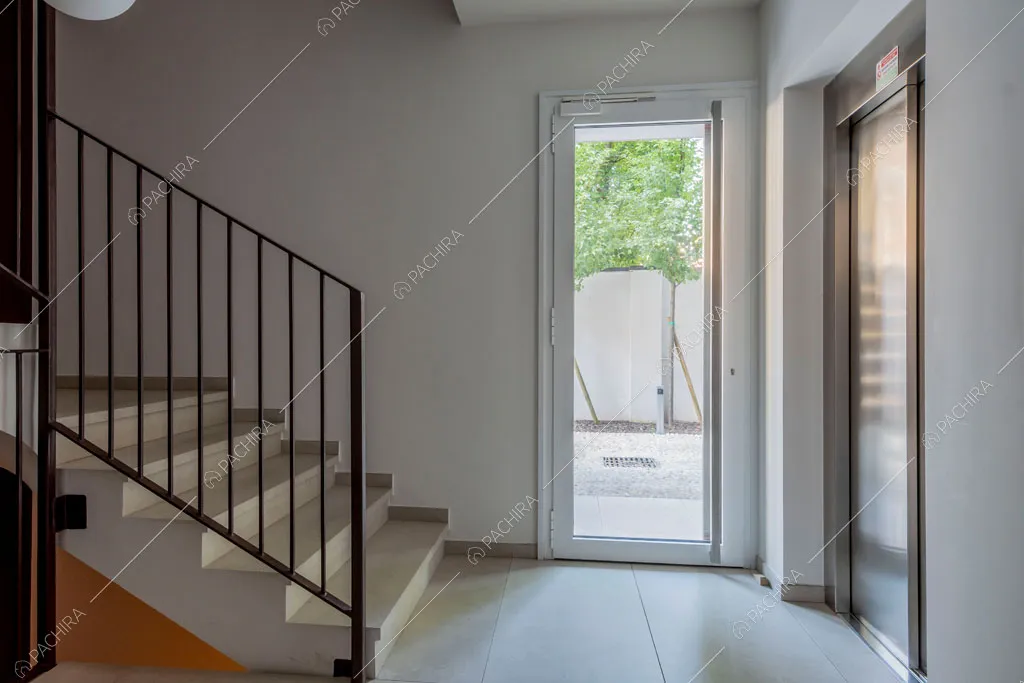 Pianerottolo del loft Fenice, location in stile contemporaneo a Milano
