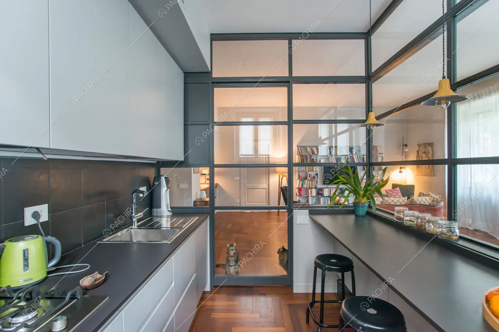 Cucina a parete dell'appartamento Grifola, location in stile contemporaneo a Roma