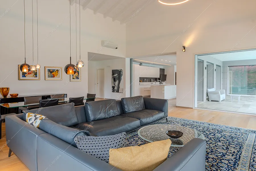 Salotto della villa Daintree, location in stile moderno a Varese