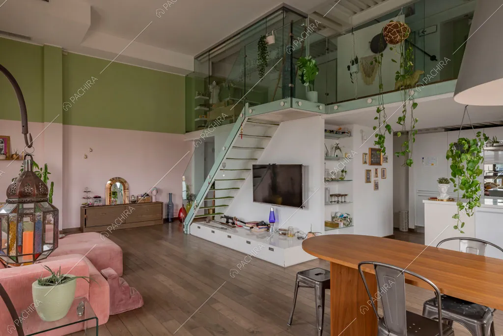 Zona living con parquet del loft Cardamomo, location in stile contemporaneo a Milano