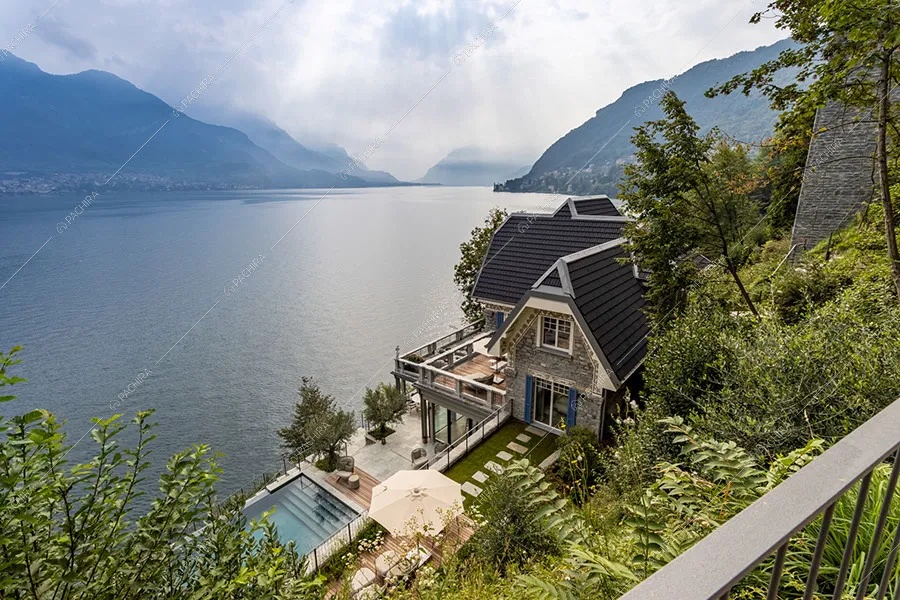 Vista sul lago dalla villa Argento, location in stile moderno a Como