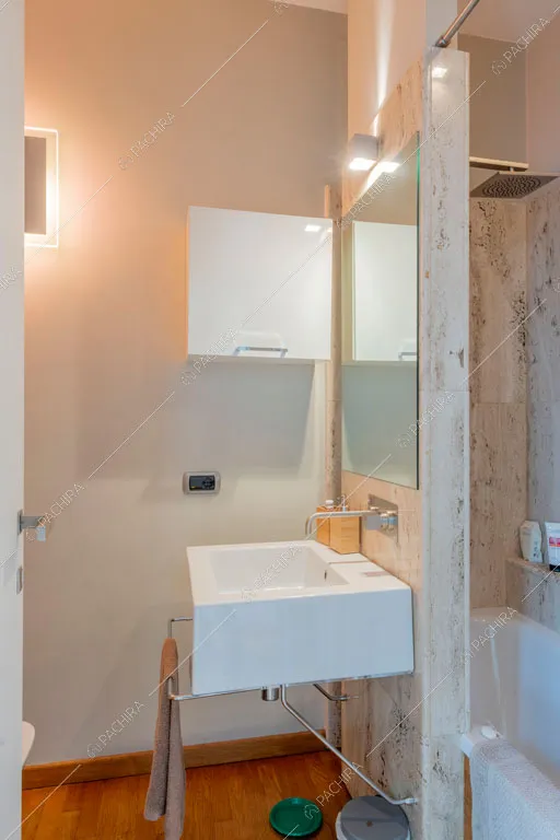 Bagno dell'appartamento Yalu, location in stile contemporaneo a Roma