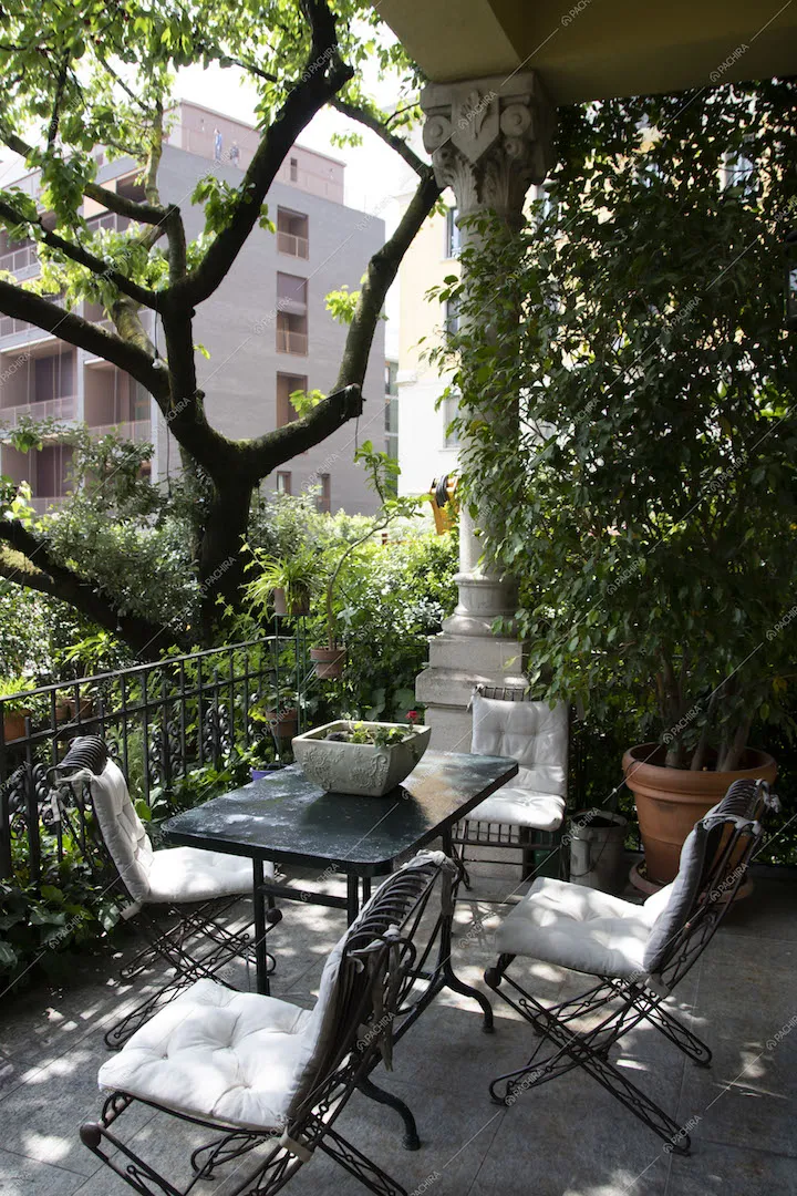 Terrazza con tavolo e sedie da esterni e vista sul giardino