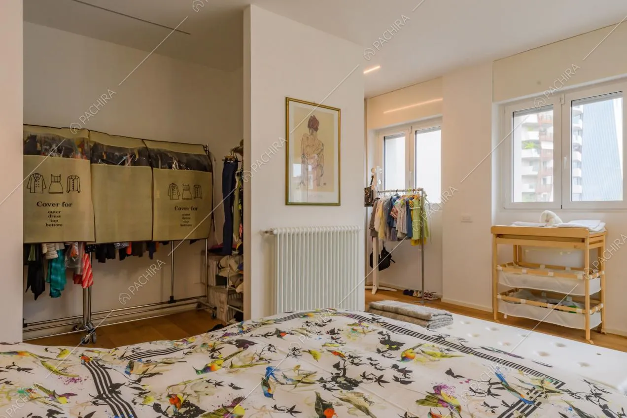 Camera da letto matrimoniale con cabina armadio e pavimento in parquet
