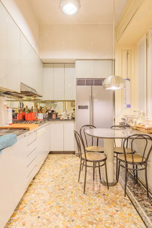 Cucina a parete dell'appartamento Agazzino, location in stile classico a Milano