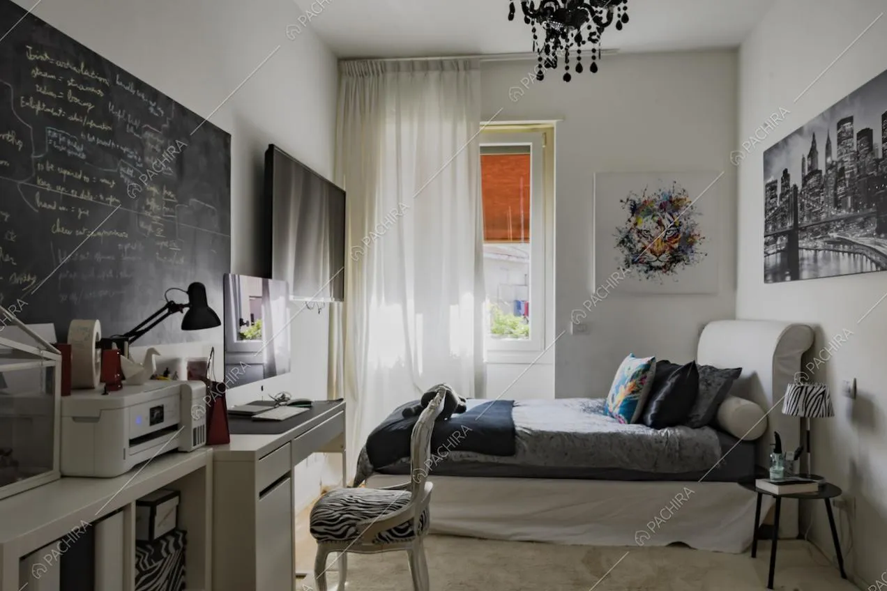 Camera da letto con scrivania e sedia zebrata