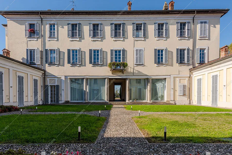 Esterni della villa Mayon, location in stile moderno a Milano