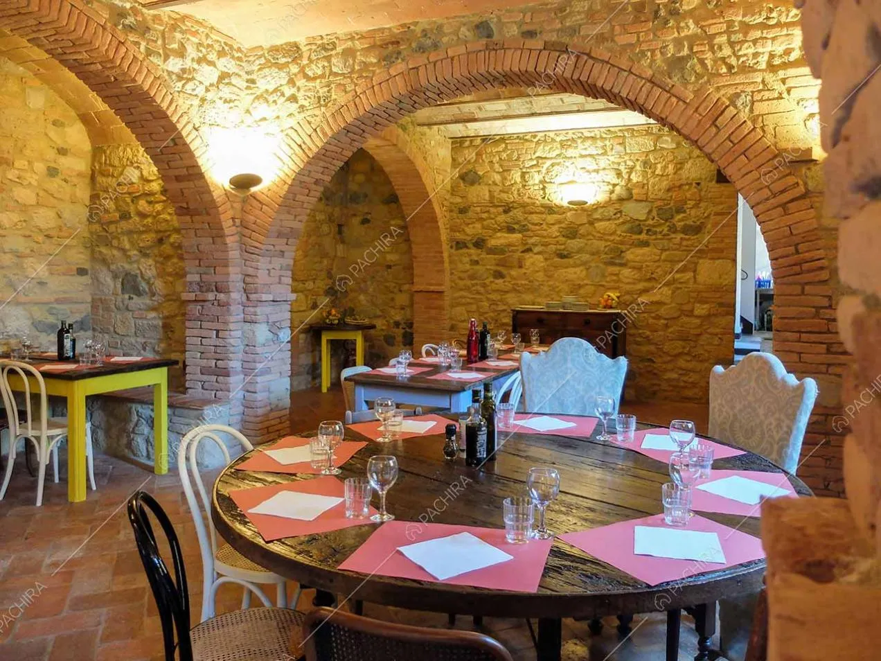 Sala da pranzo del borgo Clematide, location in stile rustico a Pisa