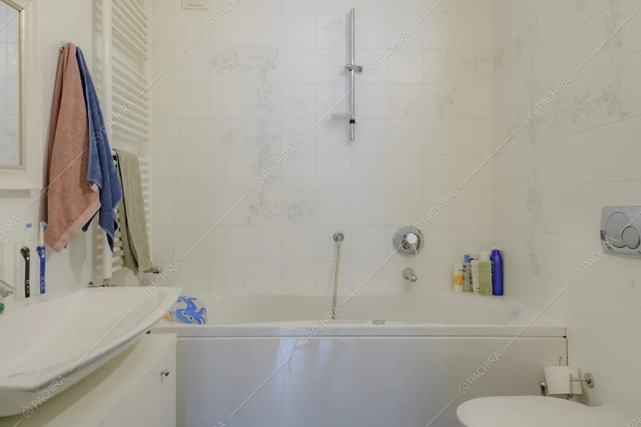 Vasca da bagno, radiatore a parete e lavandino