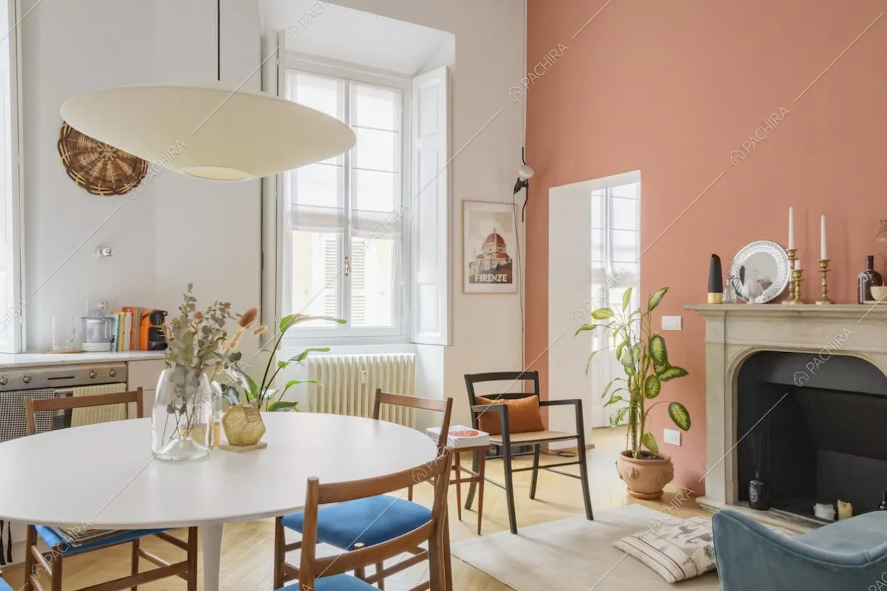 Cucina e sala con camino e mobilio di design