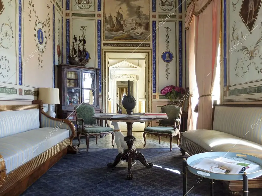 Salotto con affreschi alle pareti della villa Tanami, location in stile classico a Palermo