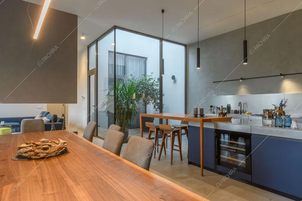 Cucina a isola nella zona living dell'appartamento Fiore di porro, location in stile minimal a Monza