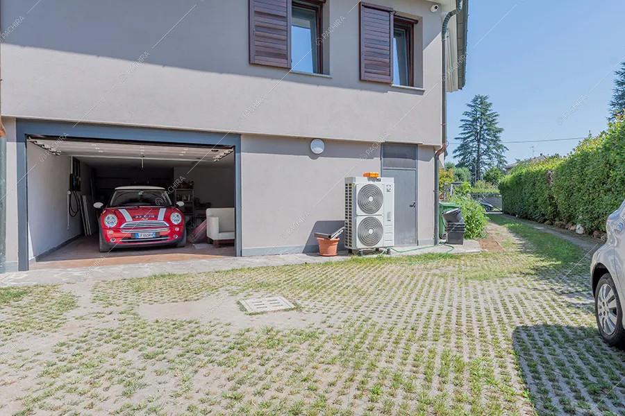 Garage della villa Gange, location in stile contemporaneo a Milano
