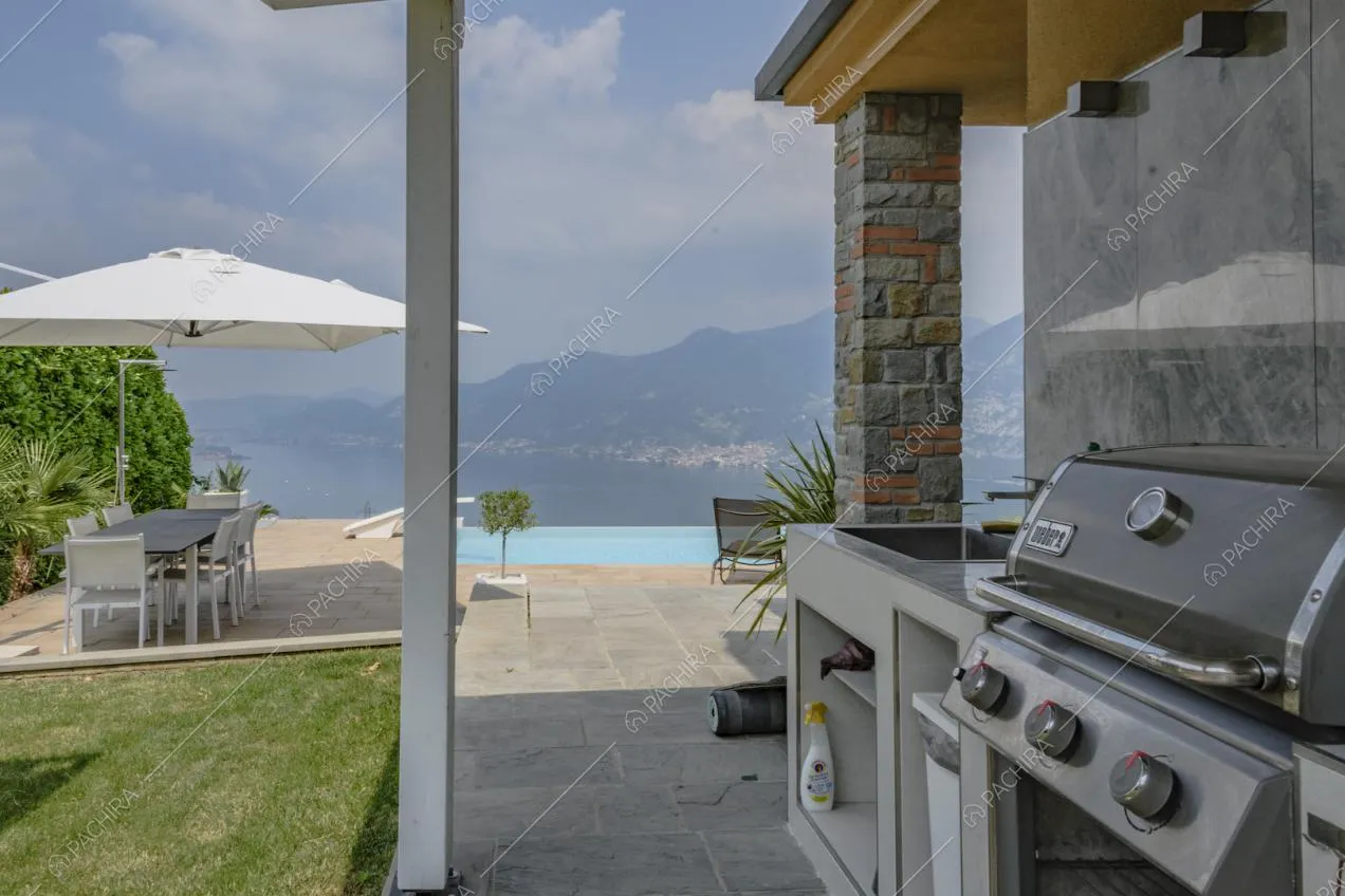Zona pranzo esterna vicina alla piscina