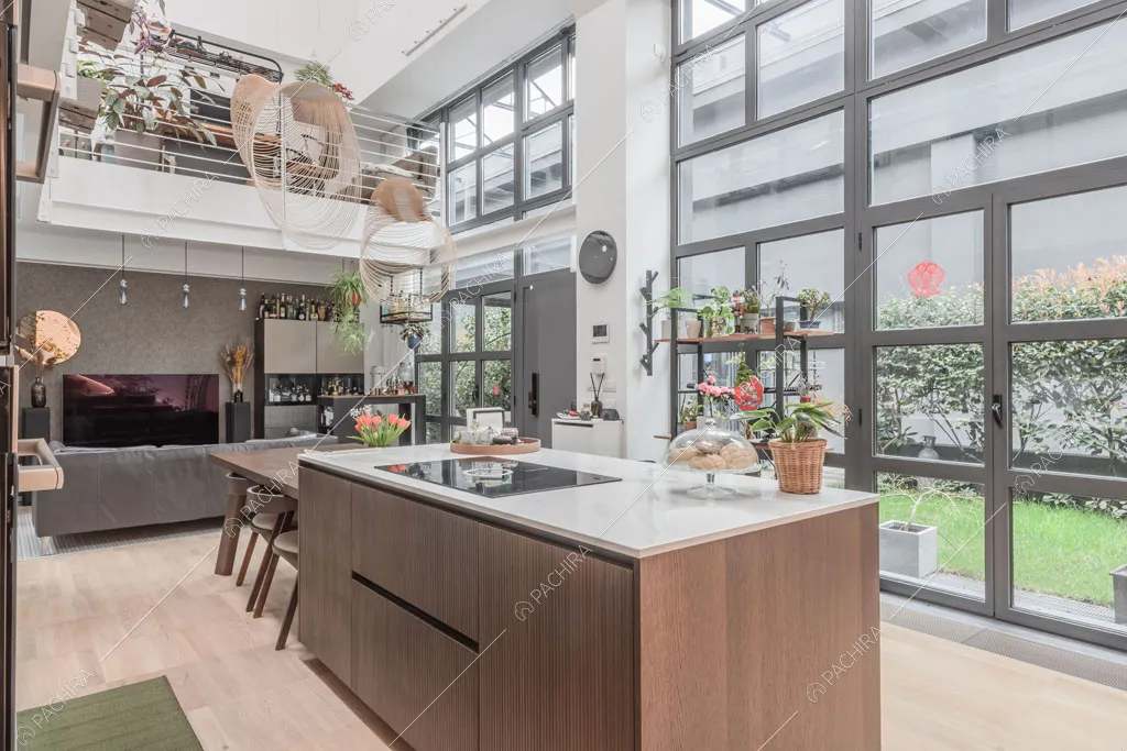 Isola con fornelli a induzione nella cucina del loft Tagus, location in stile contemporaneo a Milano
