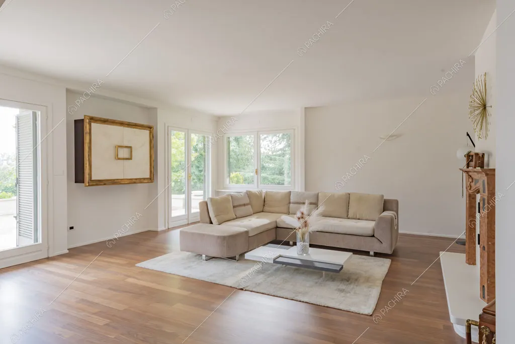 Sala con porte-finestre della villa Bris, location in stile contemporaneo a Torino