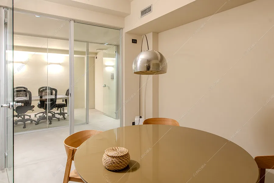 Saletta dell'espositivo Tatra, location in stile contemporaneo a Milano