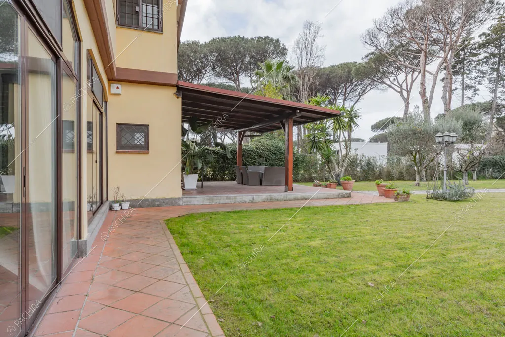 Veranda nel giardino della villa Cren, location in stile moderno a Roma