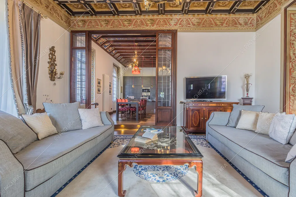 Salotto con soffitto a cassettoni della dimora storica Chewe, location in stile contemporaneo a Lecco