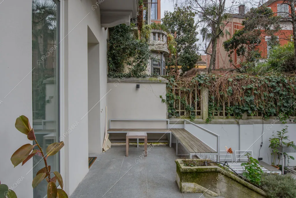 Esterni della villa Kharan, location in stile contemporaneo a Milano