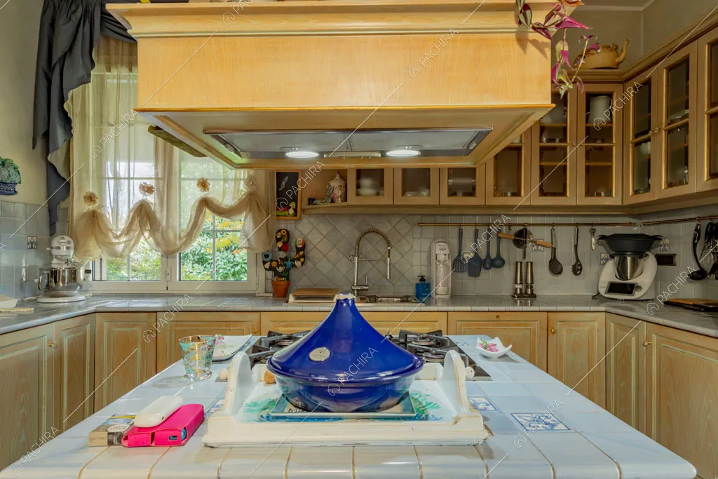 Cucina a isola della villa Ararat, location in stile classico a Milano