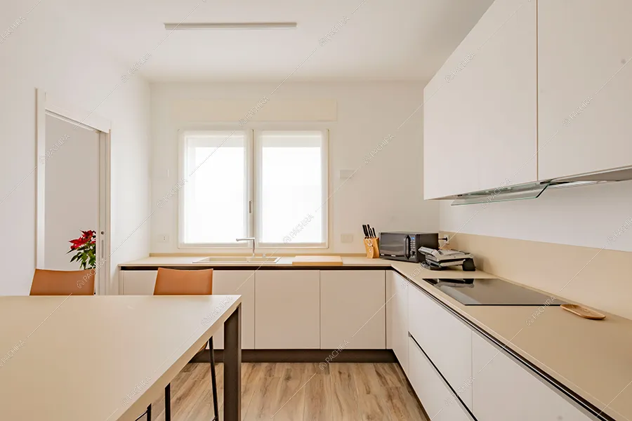 Cucina a parete della villa Morava, location in stile moderno a Milano