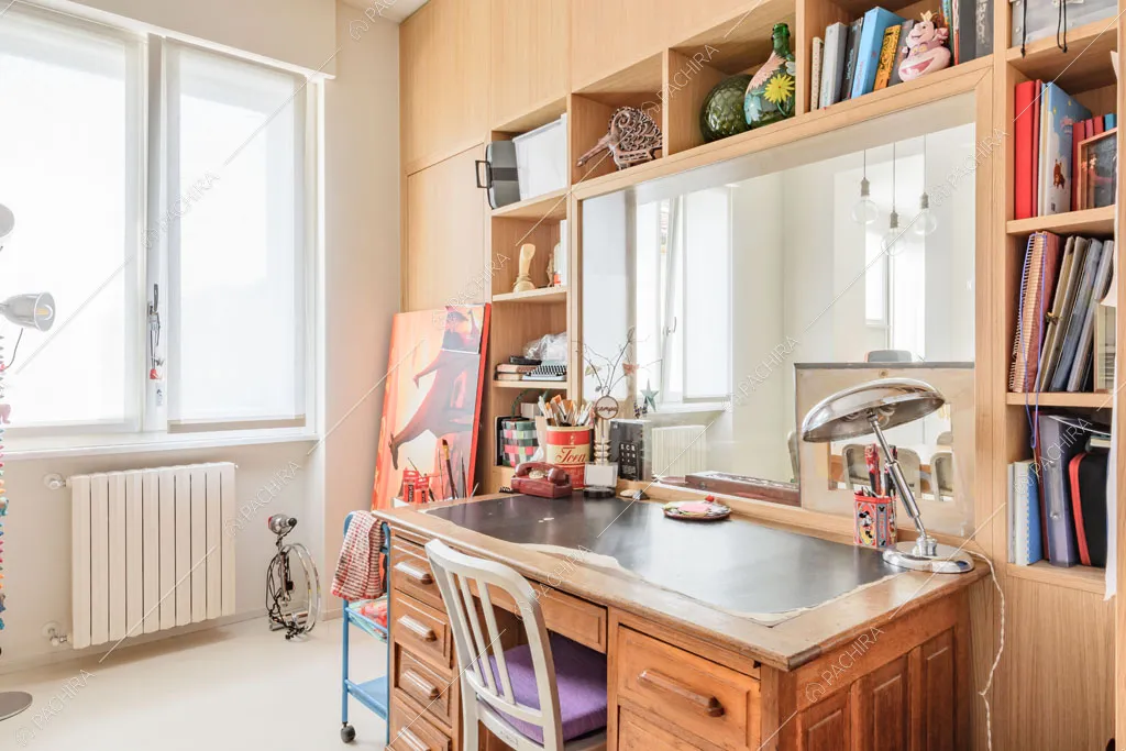 Scrivania nello studio dell'appartamento Papagayo, location in stile contemporaneo a Milano