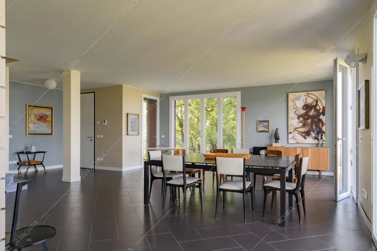 Ampia sala da pranzo con porta d'ingresso e colonna