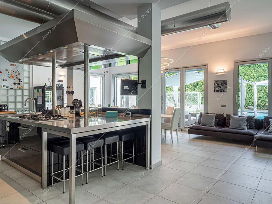 Cucina a vista della villa Moonstone, location in stile moderno a Milano