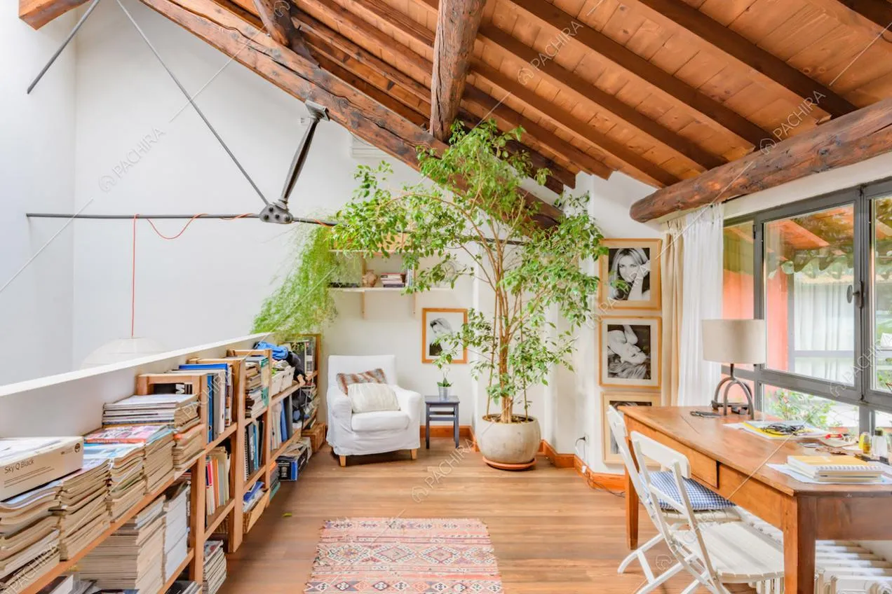 Pavimento in parquet e soffitto in travi in legno a vista sul soppalco