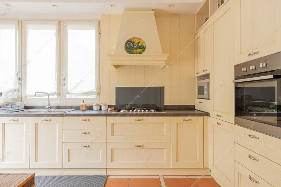 Cucina a parete della villa Mississipi, location in stile rustico a Monza