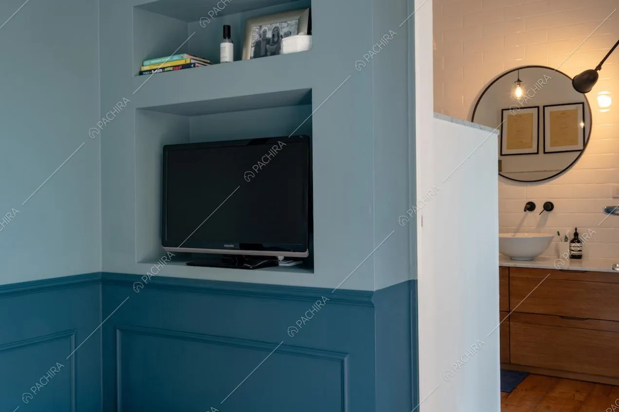 Parete azzurra, boiserie blue e televisore