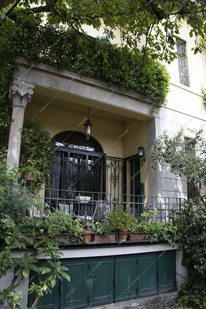 Vista sull'esterno della vilal con terrazza e colonna corinzia